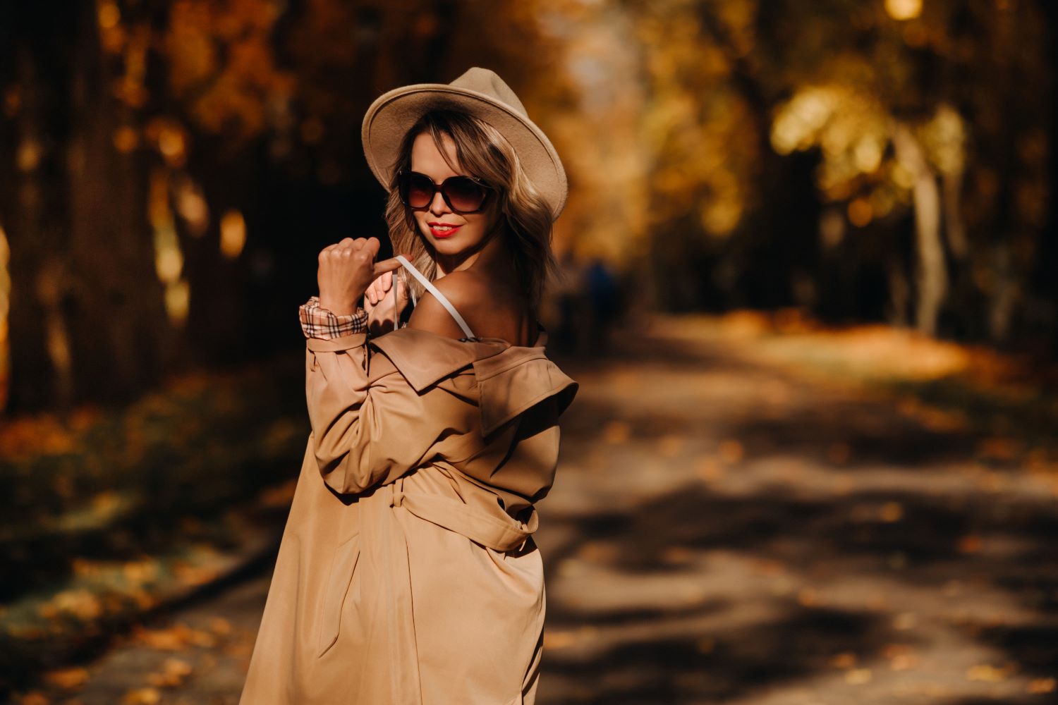 sexy-girl-in-a-coat-and-hat-in-an-autumn-sunny-par-2023-11-27-05-25-02-utc.jpg