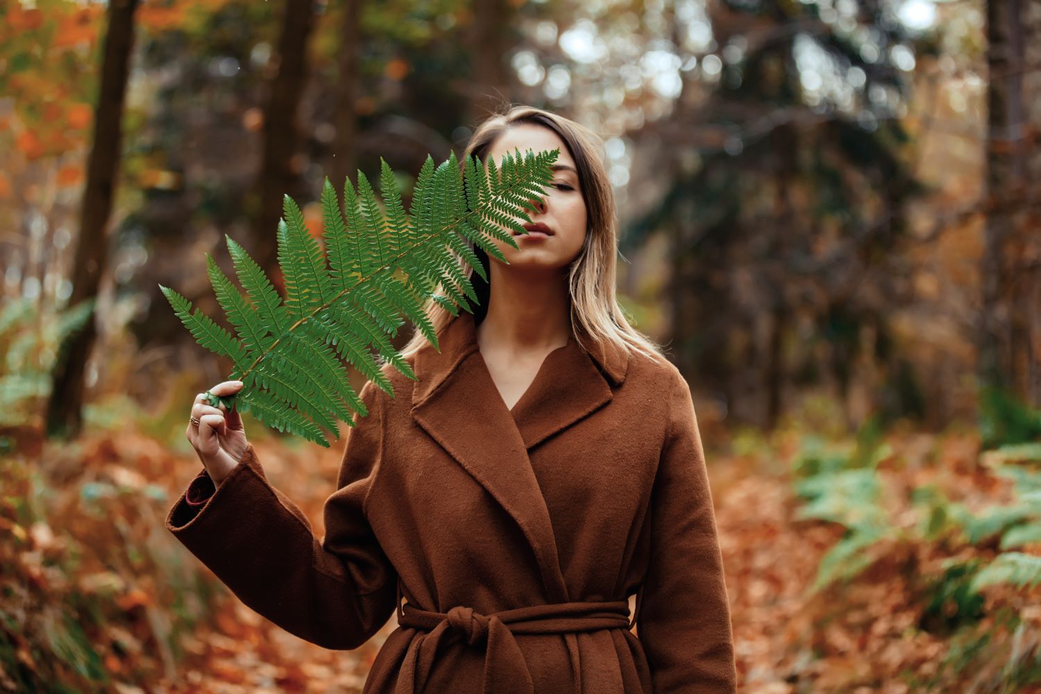 style-woman-with-fern-branch-in-a-autumn-time-fore-2023-11-27-05-20-09-utc.jpg